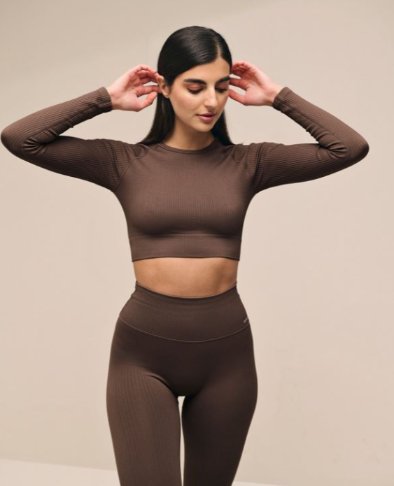 &Icirc;mbrăcăminte aim'n pentru yoga și un stil de viață activ plin de &icirc;ncredere